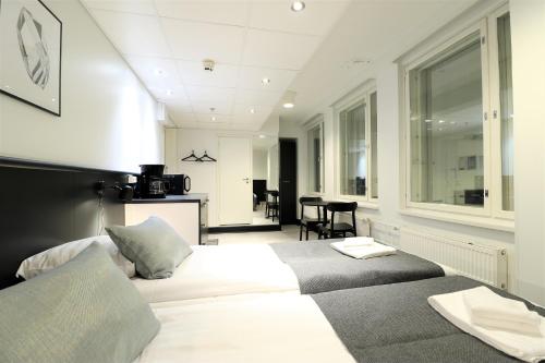 坦佩雷Forenom Aparthotel Tampere的一间带两张床的卧室和一间客厅
