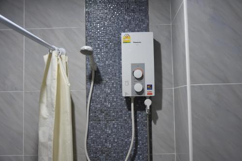 曼谷采瓦旅舍的带淋浴的浴室