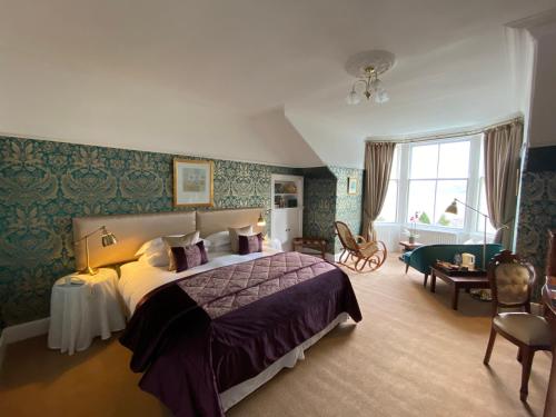 达农Abbots Brae Hotel的一间卧室,卧室内配有一张大床