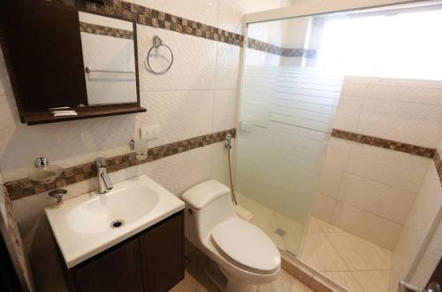 Catia La MarPosada Villa del Carmen的浴室配有卫生间、盥洗盆和淋浴。