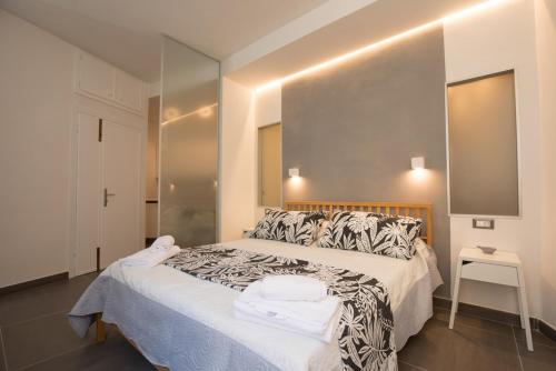 里奥马哲雷Nonno Dante的卧室配有一张白色大床和镜子