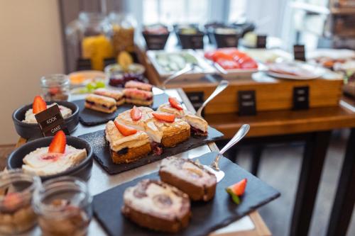 派尔努维赛特酒店别墅的盘子上带不同食物的桌子
