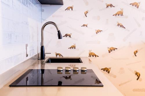 科纳布鲁克Hew & Draw Hotel的厨房墙上挂有动物壁画