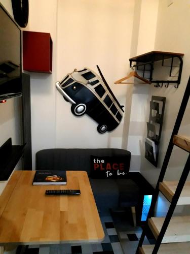 都灵Metro Station Mini Van CAPSULA House的墙上有桌子和汽车的房间
