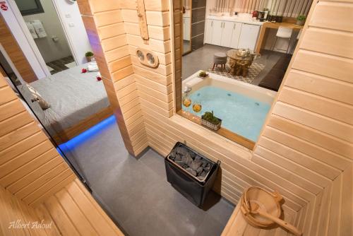 哈德内斯Yosefdream Luxury suites的享有带热水浴池的小房子的顶部景色