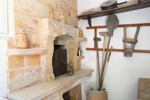 加利波利Masseria Nanni的客厅设有石制壁炉,客厅设有架子