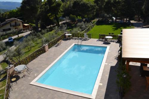 克利通诺河畔坎佩洛Albergo Fontanelle的享有大型蓝色游泳池的顶部景致