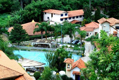 米格尔-佩雷拉Hotel Montanhes的享有带游泳池的度假村的空中景致