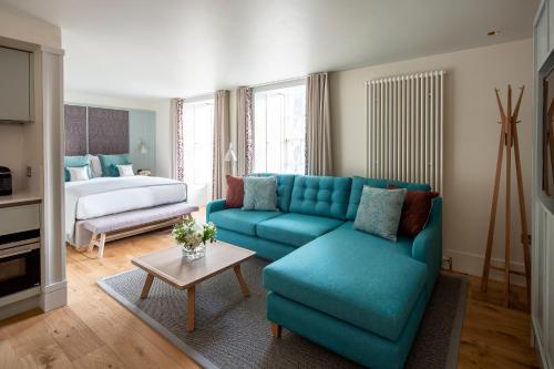 爱丁堡仕骅廷荷里路德艾比史坦公寓酒店的客厅配有蓝色的沙发和床。
