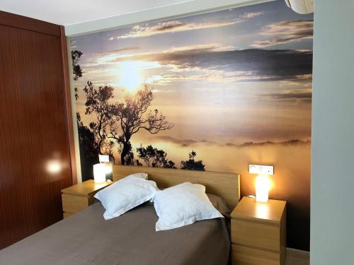 卡沃内拉斯Ático con terraza y vistas en Carboneras的一间卧室配有一张壁画床