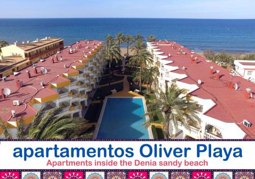 德尼亚Apartamentos Oliver Playa的享有酒店及海滩和大海的空中景致