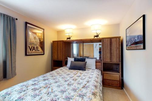 西尔弗索恩Ryan Gulch Condos的一间卧室配有一张大床和木制床头板