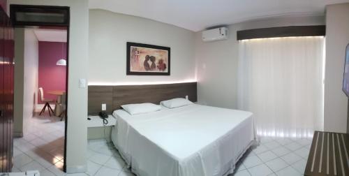 Belo JardimHotel Asa Branca的卧室配有一张白色大床