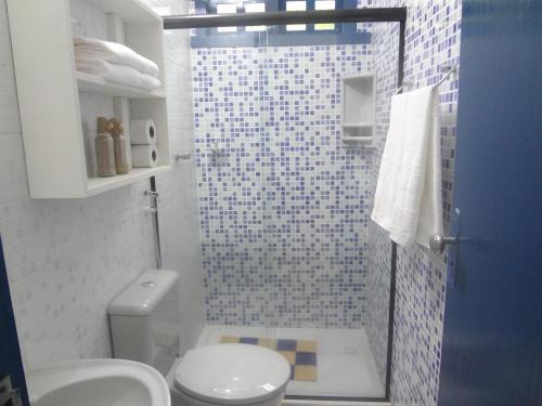盖比姆特塞罗艾斯帕科旅馆的带淋浴、卫生间和盥洗盆的浴室