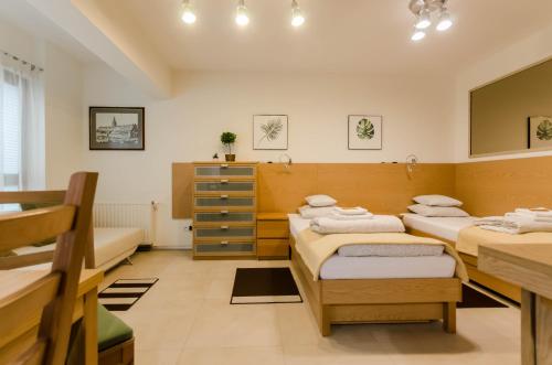 克拉科夫Family Apartments - Private Parking的带三张床和镜子的客房