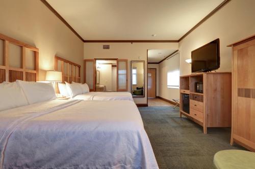 戴蒙德中心酒店客房内的一张或多张床位
