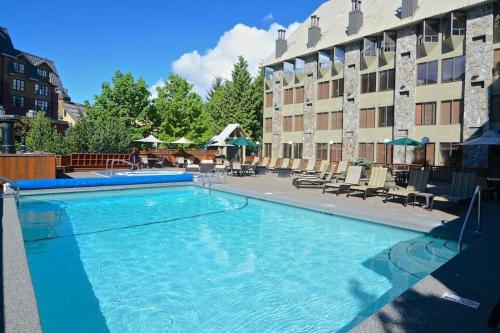 惠斯勒惠斯勒山边公寓式酒店的酒店前方的大型游泳池