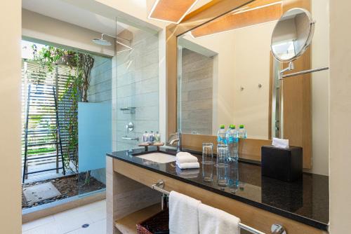 曼克拉马库拉艾维纳酒店的一间带水槽和镜子的浴室