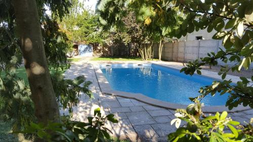 Champagné-les-Marais克洛泽拉酒店的一座房子后院的游泳池