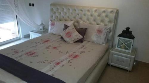 梅克内斯Youth Hostel Medina的一间卧室配有一张带白色床罩的大床