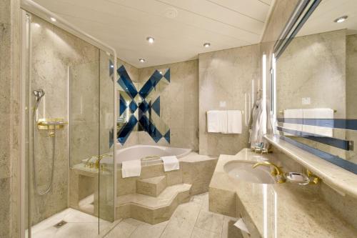 苏黎世Glärnischhof by TRINITY的带浴缸、水槽和淋浴的浴室