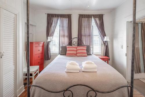 富丽海滩Sea Salt Cottage的一间卧室配有一张床,上面有两条毛巾
