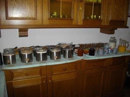 Schöder加昂尔旅馆的厨房柜台配有炉灶上的锅碗瓢盆