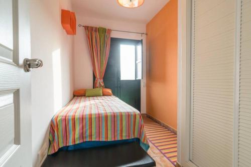 贝莱斯德韦瑙达利亚MIRADOR DEL VALLE的一间小卧室,配有床和窗户