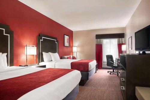 默夫里斯伯勒默夫里斯伯勒戴斯套房汽车旅馆的酒店客房设有两张床和一台平面电视。