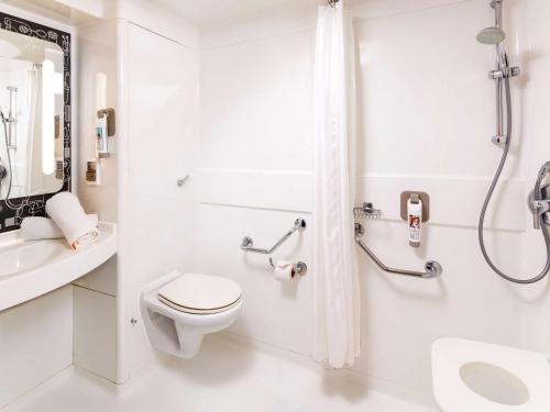 伦敦温布利宜必思酒店的一间浴室
