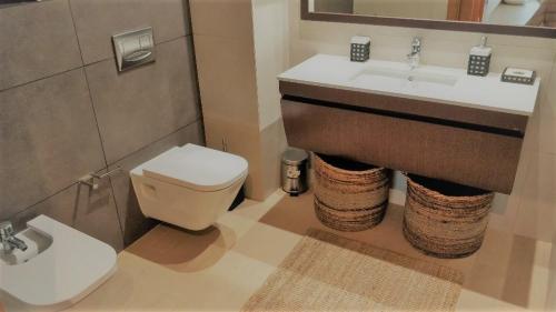波尔蒂芒Apartamento de Luxo na Praia的一间带水槽和卫生间的浴室