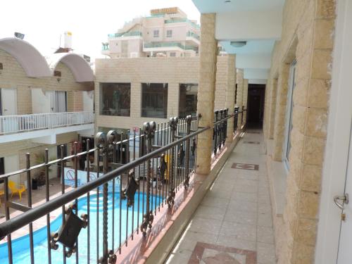 埃拉特红海酒店的享有大楼内游泳池的景致