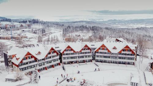 卡尔帕奇Apartament Silence Triventi Silver View的雪地中度假村的空中景观