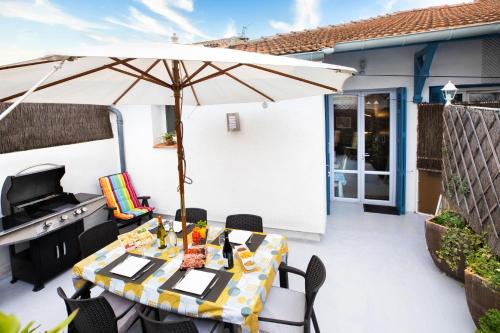 卡尔卡松Les Terrasses Du Midi - Garage+Clim+WiFi的一个带桌子和遮阳伞的庭院
