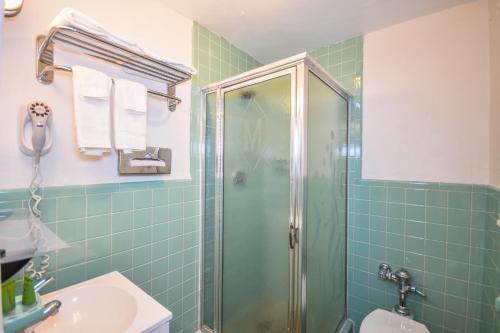弗雷明翰波士顿/弗雷明汉蒙蒂塞洛酒店的带淋浴和盥洗盆的浴室