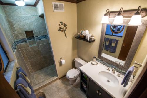 佩吉Canyon Colors Bed and Breakfast的一间带水槽和淋浴的浴室