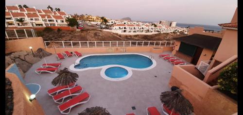 圣米格尔德阿沃纳Vero House TERRAZA DE LA PAZ的享有带躺椅的游泳池的顶部景致