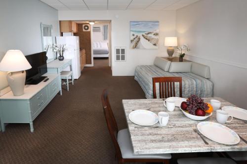 怀尔德伍德Aquarius Oceanfront Inn的一间带餐桌的房间和一间客厅