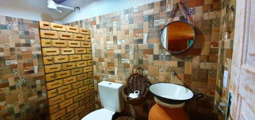 阿拉卡茹Casa do Sertão - Vila Aju的一间带卫生间和镜子的浴室