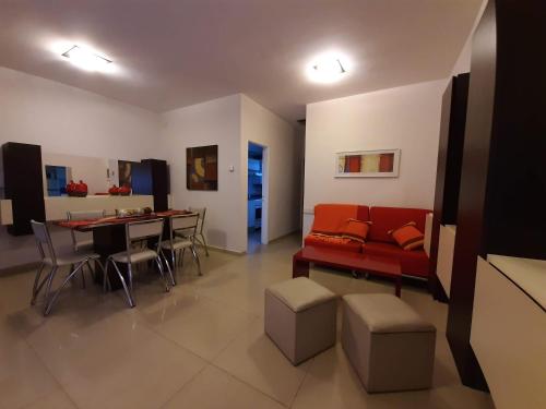 维拉卡洛斯帕兹Torre Myng的客厅配有红色的沙发和桌子