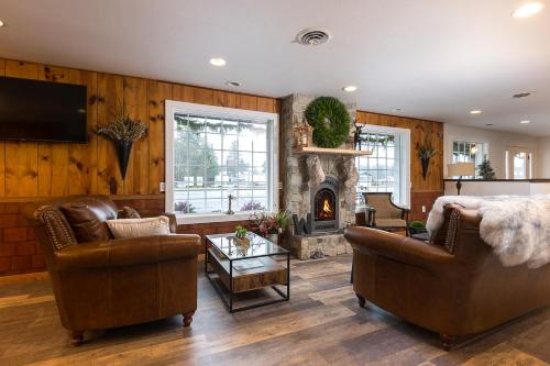 福克斯Woodland Inns的客厅配有皮革家具和壁炉