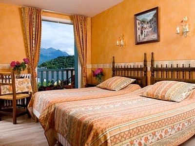 阿热莱斯加佐斯特莱斯西姆斯之家酒店的酒店客房设有两张床和窗户。