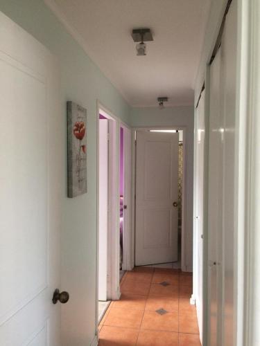 维纳德马Solvallerios Apartments的走廊设有白色门,铺有瓷砖地板