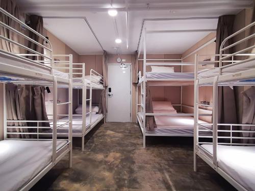 台中市Su Taichung Hostel - Self-service Lodge的一间设有几张双层床的客房