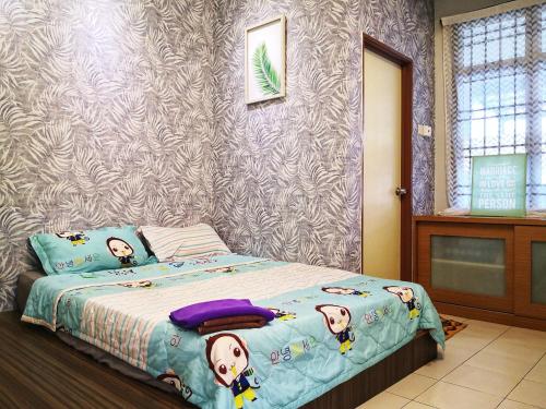 甘邦康卡普拉Homestay UTM JPO SKUDAI Pulai Jaya Kangkar Pulai Near Taman Universiti的一间卧室配有一张带狗床的卧室