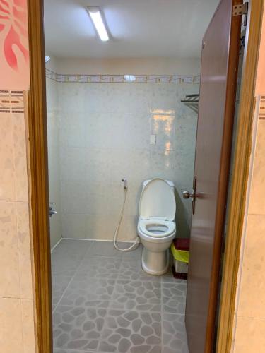 胡志明市Minh Tuan Hotel的一间位于客房内的白色卫生间的浴室