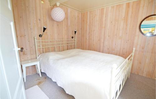 Nymindegab1 Bedroom Awesome Home In Nrre Nebel的卧室配有一张白色的木墙床