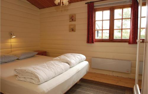 海耶斯格尔斯特朗赫吉尔十号度假屋 的一间卧室设有两张床和窗户。