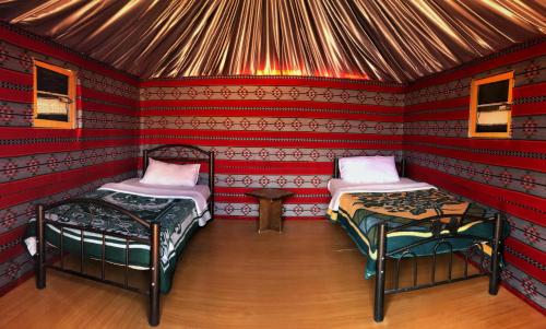 瓦迪拉姆穆罕默德穆特拉克露营地的红色房间带两张床的房间