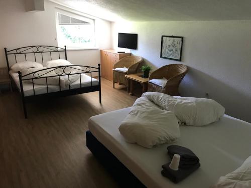 莱希河畔魏森巴赫佛罗伦萨自然公园酒店的酒店客房带两张床和一个客厅